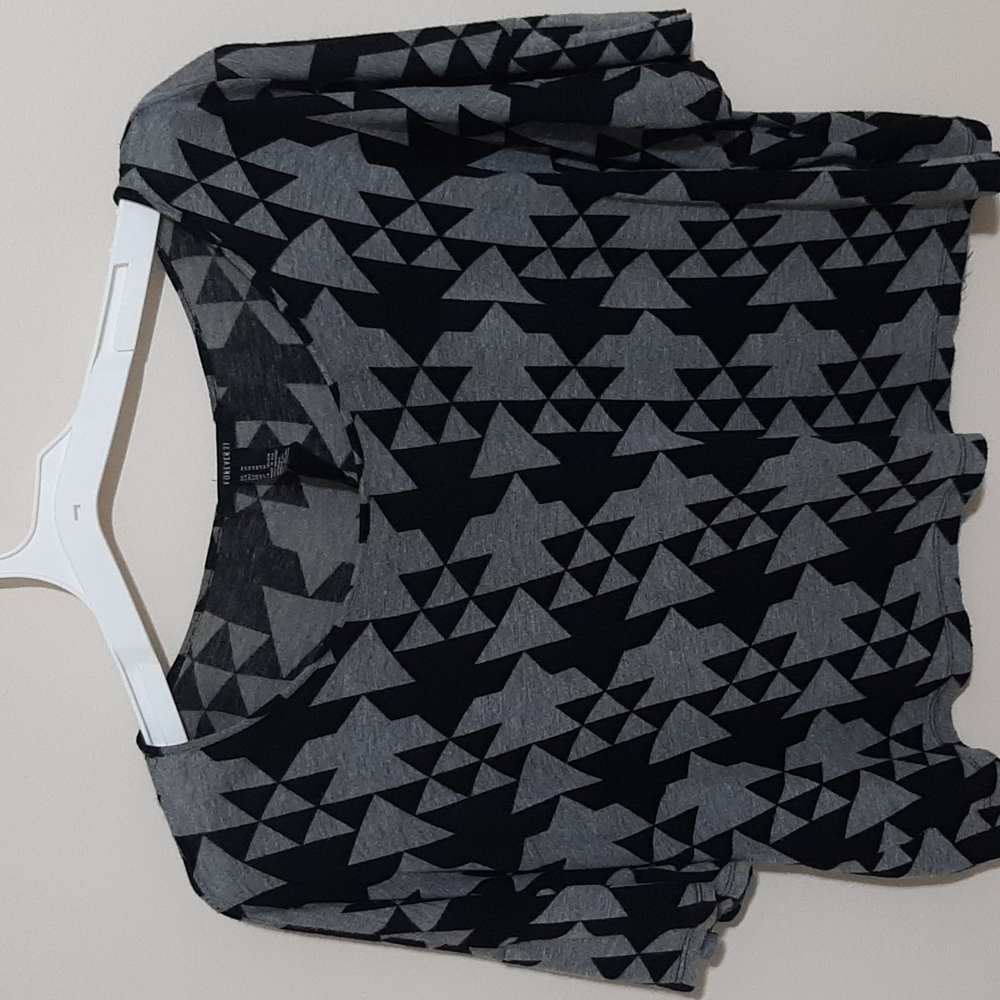 Bundle of 2 super fun boxy tops from forever21, good condition!